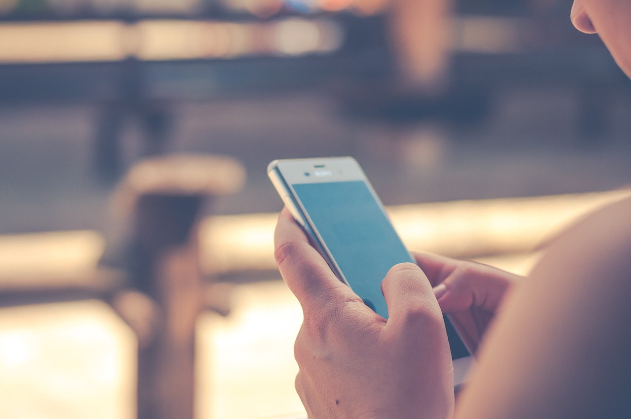 注意 不快感を与えているかも 友達と一緒にいる時のスマホ使用マナー Nailist Job 注意 不快感を与えているかも 友達と一緒にいる時のスマホ使用マナー Nailist Job